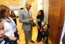 Mariano Rivera visita niños especiales en República Dominicana