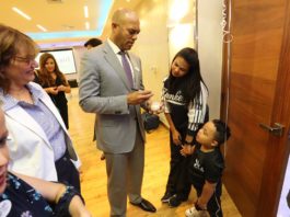 Mariano Rivera visita niños especiales en República Dominicana