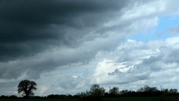 Lluvias esporadicas y nublados dispersos en varias localidades del pais