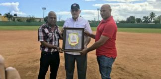 La Liga Independiente de béisbol del Nordeste (LINOR) reconocen al Lic. Vitelio Mejía