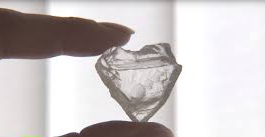 VIDEO: Presentan en Rusia un diamante extremadamente raro con forma de corazón