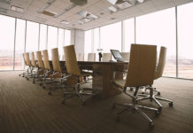 VIDEO: A un alto funcionario ucraniano se le enciende porno en el móvil y huye del edificio sin recoger su abrigo