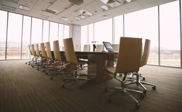 VIDEO: A un alto funcionario ucraniano se le enciende porno en el móvil y huye del edificio sin recoger su abrigo