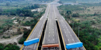 Los militares venezolanos bloquean un puente que Colombia quiere usar para trasladar ayuda humanitaria