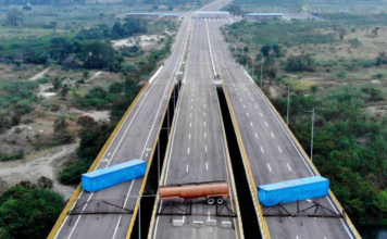 Los militares venezolanos bloquean un puente que Colombia quiere usar para trasladar ayuda humanitaria