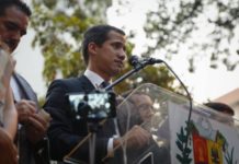 Por qué la inhabilitación de Guaidó no frena su desafío al poder de Maduro