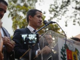 Por qué la inhabilitación de Guaidó no frena su desafío al poder de Maduro