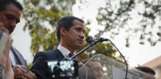 Por qué la inhabilitación de Guaidó no frena su desafío al poder de Maduro