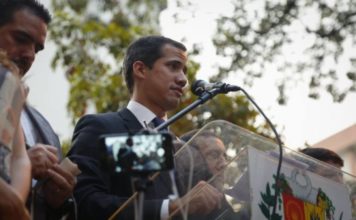 Por qué la inhabilitación de Guaidó no frena su desafío al poder de Maduro