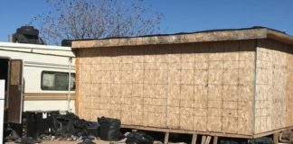 Hallan 67 inmigrantes hacinados en almacén sin baño ni muebles