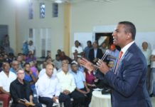 Demóstenes Martínez asegura sería un “desatino” modificar la Constitución