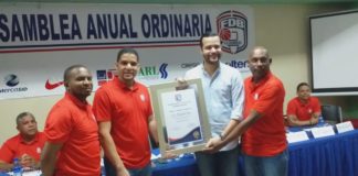 FEDOMBAL reconoce a Raffy Paz en Asamblea Anual Ordinaria de Asociaciones