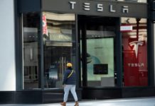 Tesla mantendrá más tiendas abiertas a costa de subir los precios de sus autos