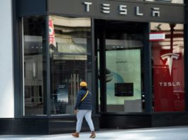 Tesla mantendrá más tiendas abiertas a costa de subir los precios de sus autos
