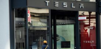 Tesla mantendrá más tiendas abiertas a costa de subir los precios de sus autos