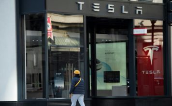 Tesla mantendrá más tiendas abiertas a costa de subir los precios de sus autos
