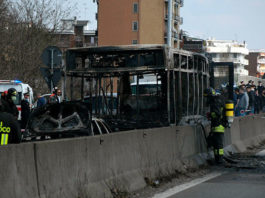 Sospechoso secuestra en Italia un autobús con 51 estudiantes y le prende fuego