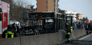 Sospechoso secuestra en Italia un autobús con 51 estudiantes y le prende fuego