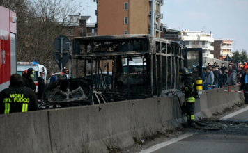Sospechoso secuestra en Italia un autobús con 51 estudiantes y le prende fuego