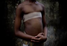 Qué es el planchado de senos que algunas madres utilizan para evitar que los hombres se acerquen a sus hijas