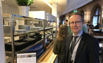 Suecia: el país donde los parlamentarios no tienen asesores propios y se pagan el café de su bolsillo
