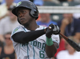 Arístides Aquino castigando el béisbol en Louisville