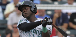 Arístides Aquino castigando el béisbol en Louisville