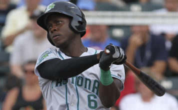 Arístides Aquino castigando el béisbol en Louisville