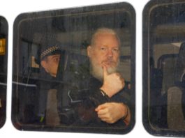 Reino Unido detiene a Assange tras recibir una orden de extradición de EE UU