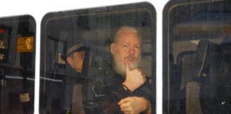 Reino Unido detiene a Assange tras recibir una orden de extradición de EE UU