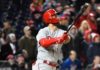Harper lidera ataque de los Phillies en su regreso a Washington