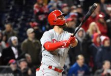 Harper lidera ataque de los Phillies en su regreso a Washington