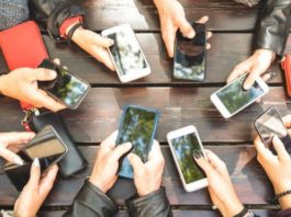 ¿Realmente te espía (y para qué) el micrófono de tu teléfono?