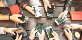 ¿Realmente te espía (y para qué) el micrófono de tu teléfono?