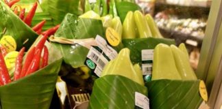Supermercado eliminó fundas por hojas de plátano
