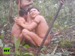 VIDEO: Los miembros de una tribu amazónica aislada se reencuentan con sus familiares que creían muertos