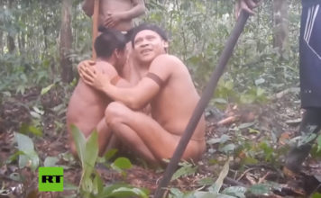 VIDEO: Los miembros de una tribu amazónica aislada se reencuentan con sus familiares que creían muertos