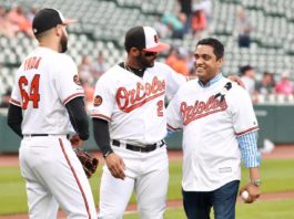 Alcalde de La Vega hace lanzamiento de honor en juego de Grandes Ligas