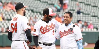 Alcalde de La Vega hace lanzamiento de honor en juego de Grandes Ligas