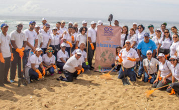 Colaboradores realizan jornada de limpieza en la costa de Guibia