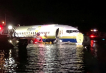 Un avión Boeing 737 patinó y cayó al río St. Johns en Jacksonville, Florida
