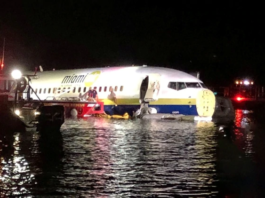 Un avión Boeing 737 patinó y cayó al río St. Johns en Jacksonville, Florida