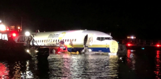 Un avión Boeing 737 patinó y cayó al río St. Johns en Jacksonville, Florida