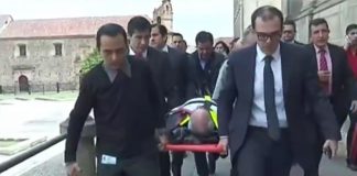Senador sufre infarto y es auxiliado por colega de partido enemigo en Colombia