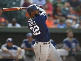 Reyes sacude 2 jonrones en el triunfo de San Diego