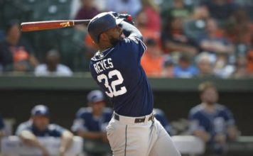Reyes sacude 2 jonrones en el triunfo de San Diego