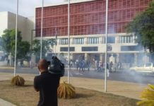 Lanzan bomba lacrimogena a diputados en el Congreso