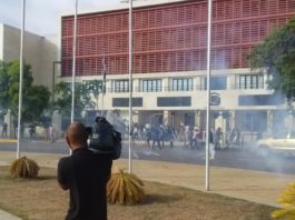 Lanzan bomba lacrimogena a diputados en el Congreso