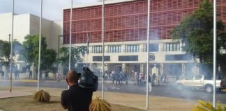 Lanzan bomba lacrimogena a diputados en el Congreso