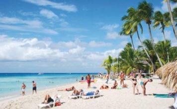 FBI investiga bebidas adulteradas en hoteles como posible causa de muertes de turistas estadounidenses